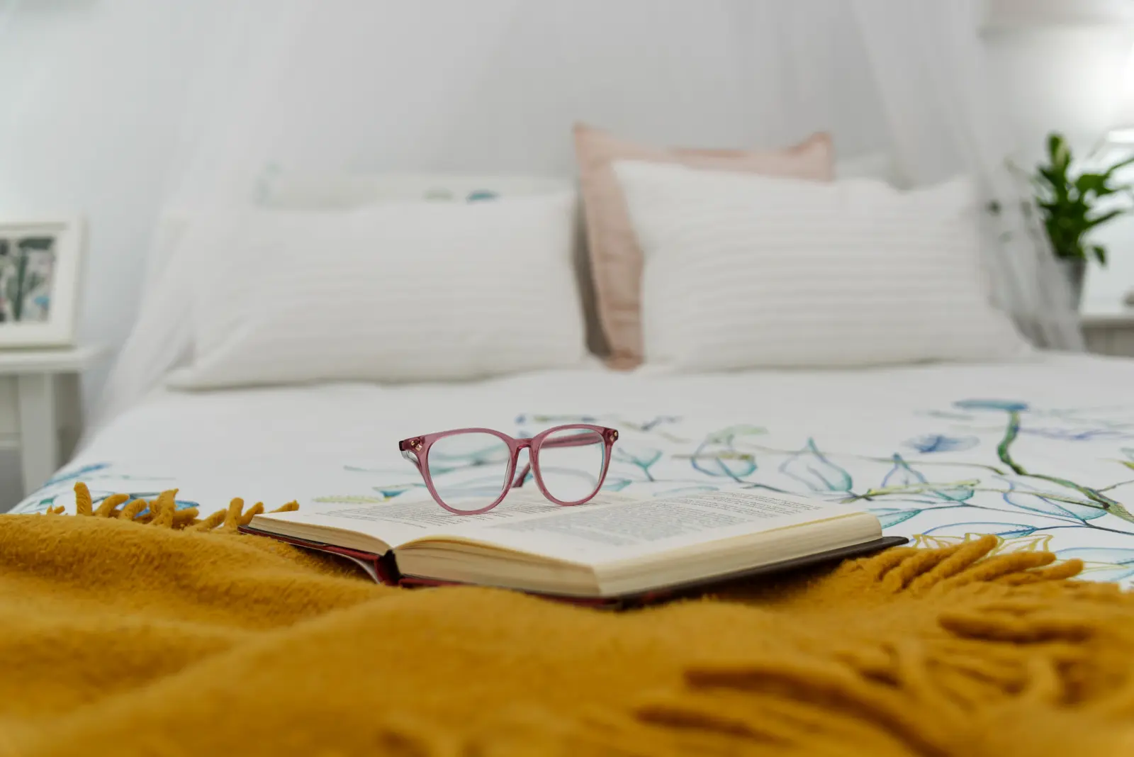 Dormitorio luminoso con textiles cálidos