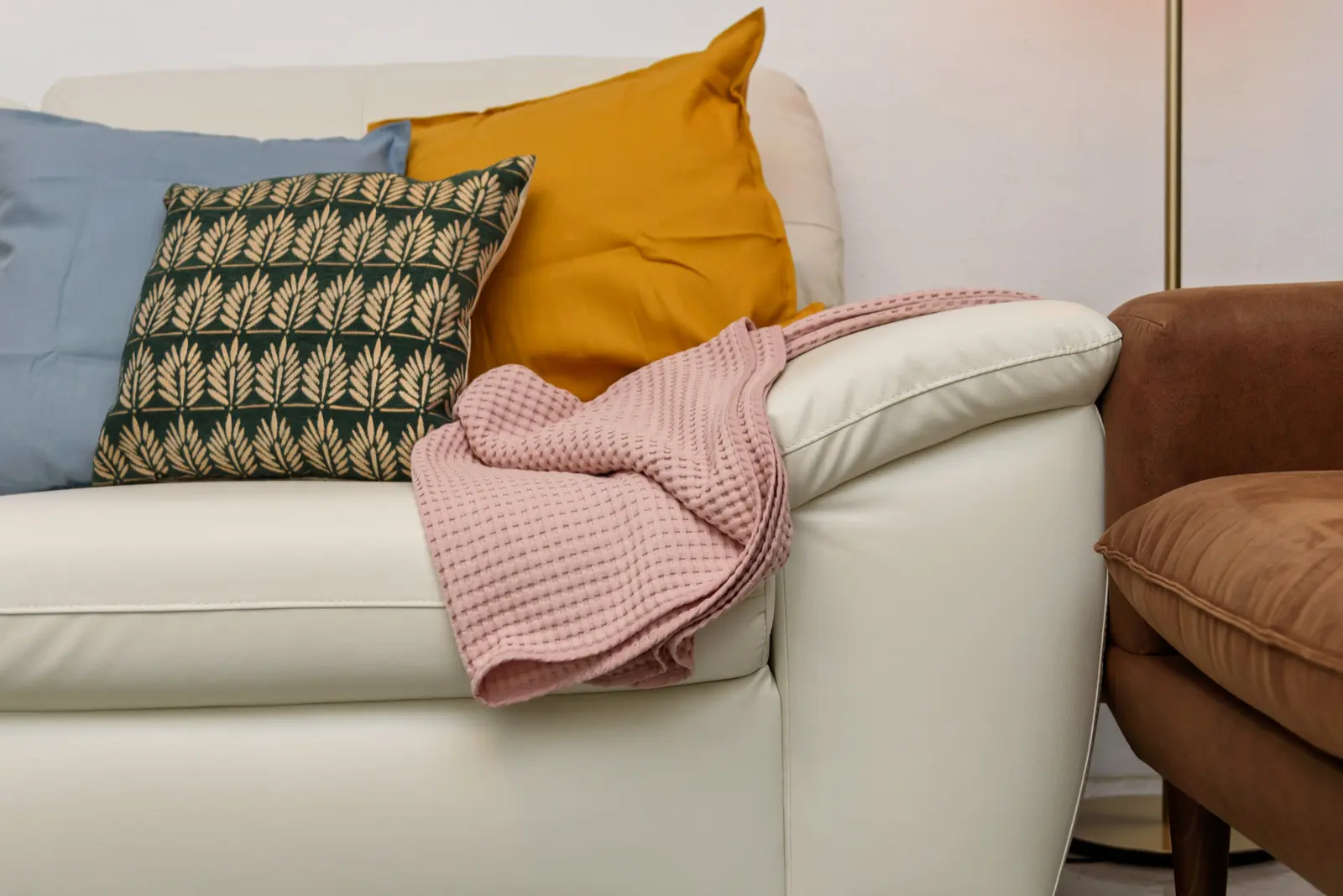 Detalle de textiles y elementos decorativos